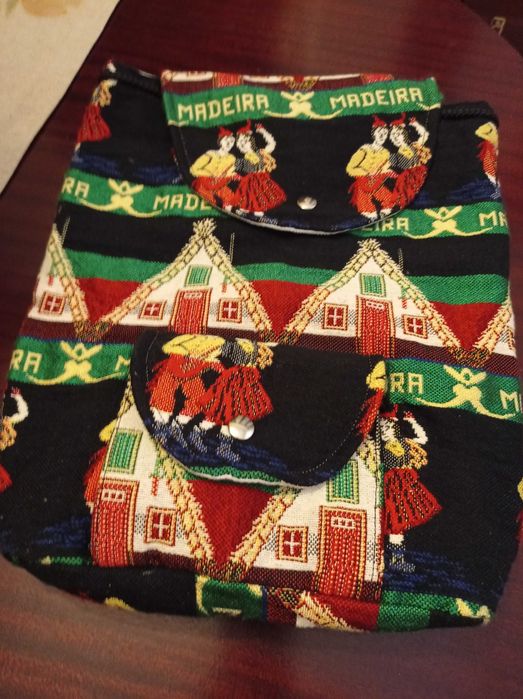 Mochila da ilha da Madeira em tecido bordado a cor