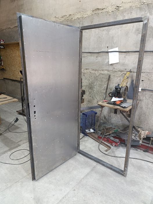 Південноукраїнськ.Продам двери металлические 2040/90