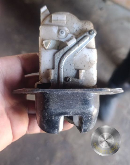 Замок крышки багажника для Nissan Note E11 2009 г.