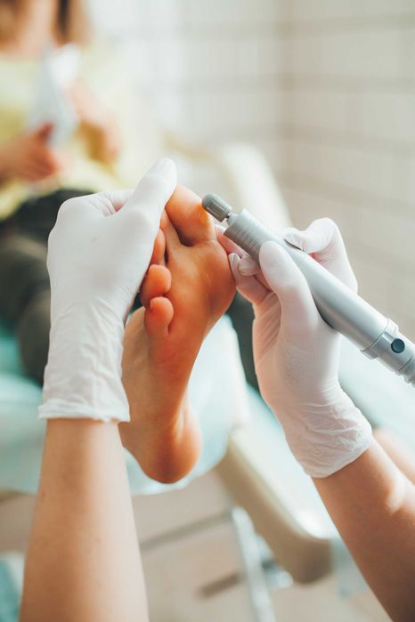 Манікюр, педикюр, подолог, брови