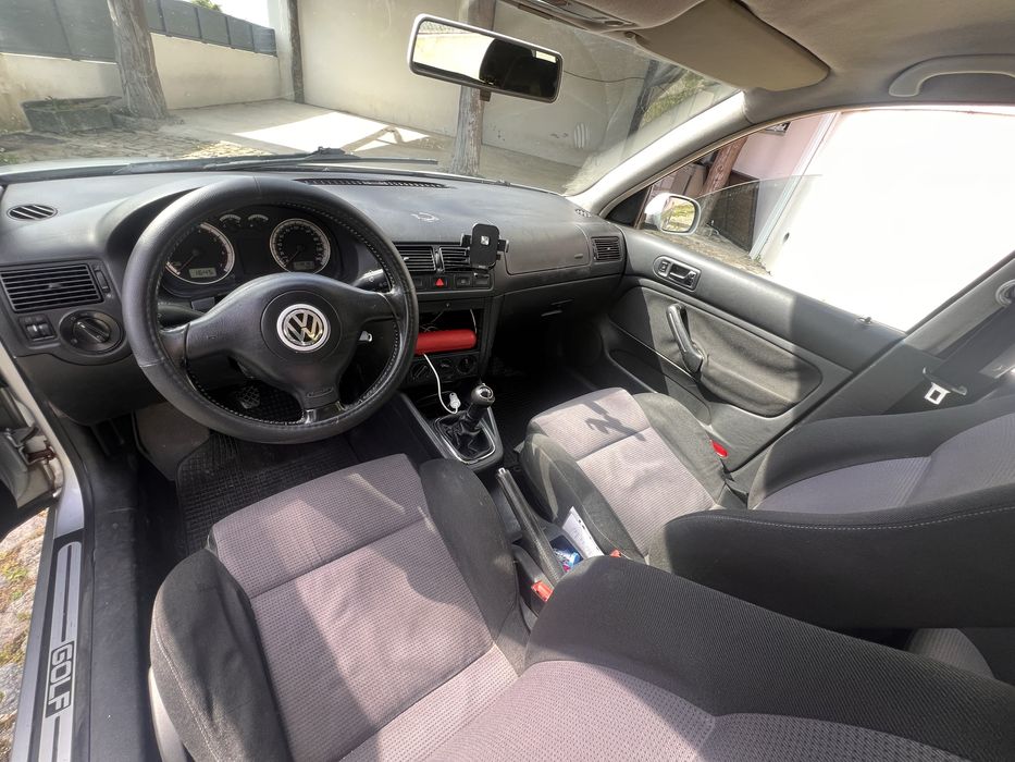 Viatura Golf carrinha de 5 lugares