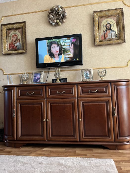 Комод та вітрина ( натуральне дерево).