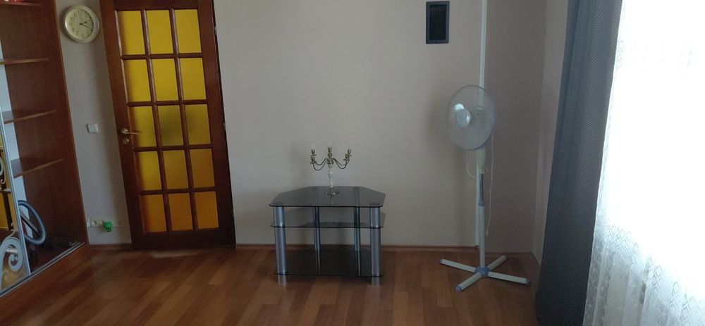 Оренда будинку поблизу центру міста 4 кімнати, є парковка на два автомобіля.