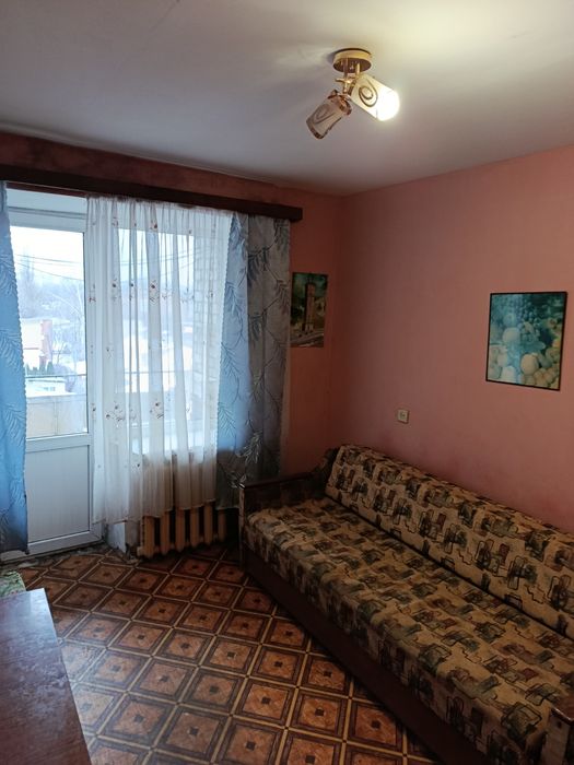 Одна лкрема кімнатиа в трехкімнатьній квартирі..Район привокзальний