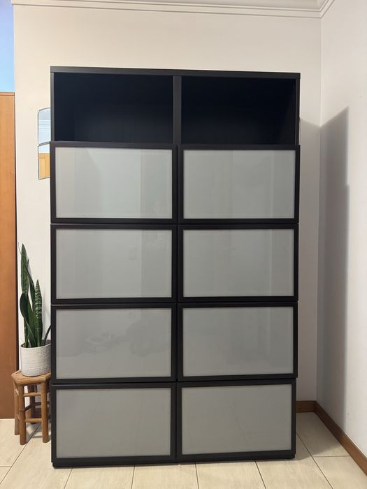 Armário IKEA BESTÅ alto com portas de vidro – preto