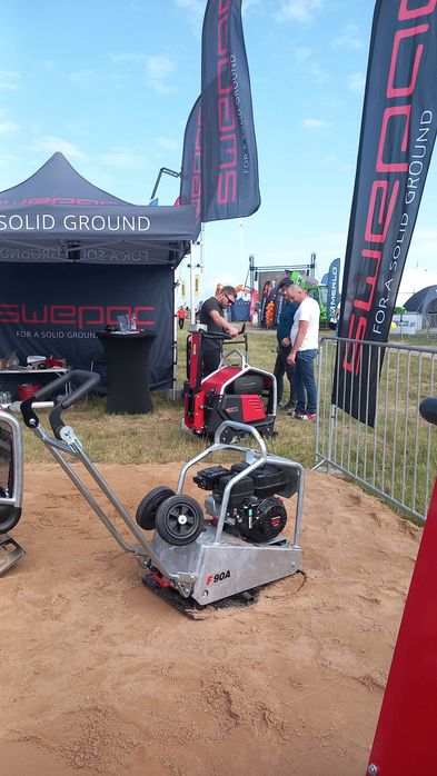 OUTLET Zagęszczarka asfaltowa Swepac F90A duży zbiornik na wodę, kółka