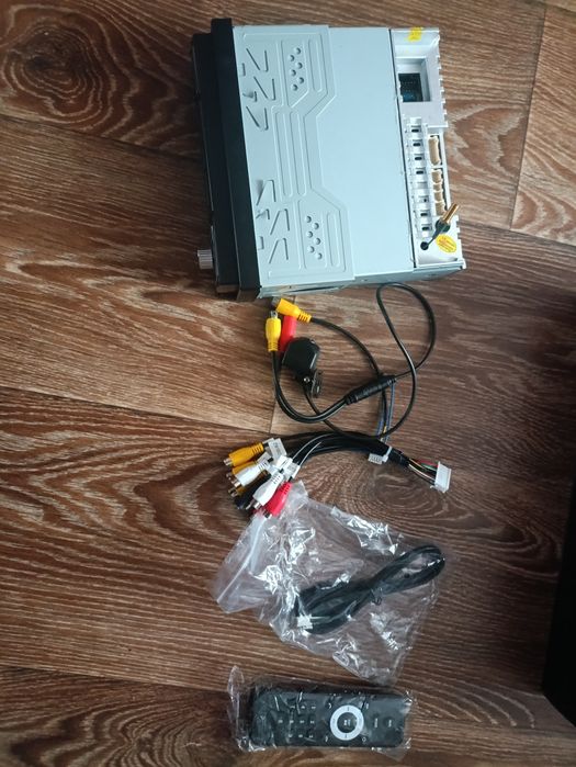 Магнітола з висувним екраном