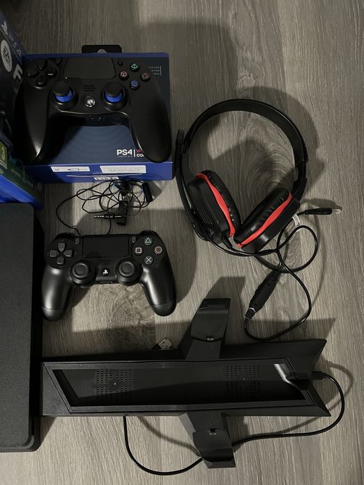 Playstation 4 com jogos e acessórios