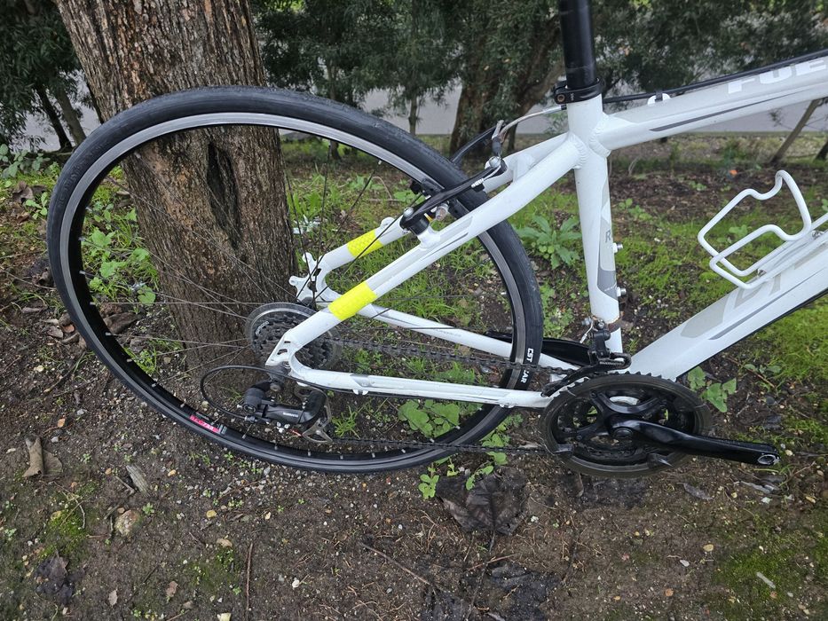 Bicicleta de gravel m com rodas estrada