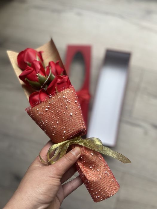 Czerwona Wieczna Róża LED w eleganckim pudełku – idealny prezent
