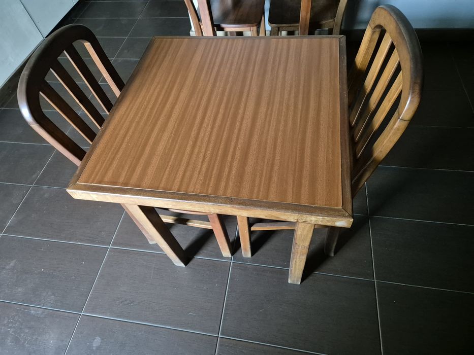 Conjunto de mesas e cadeiras