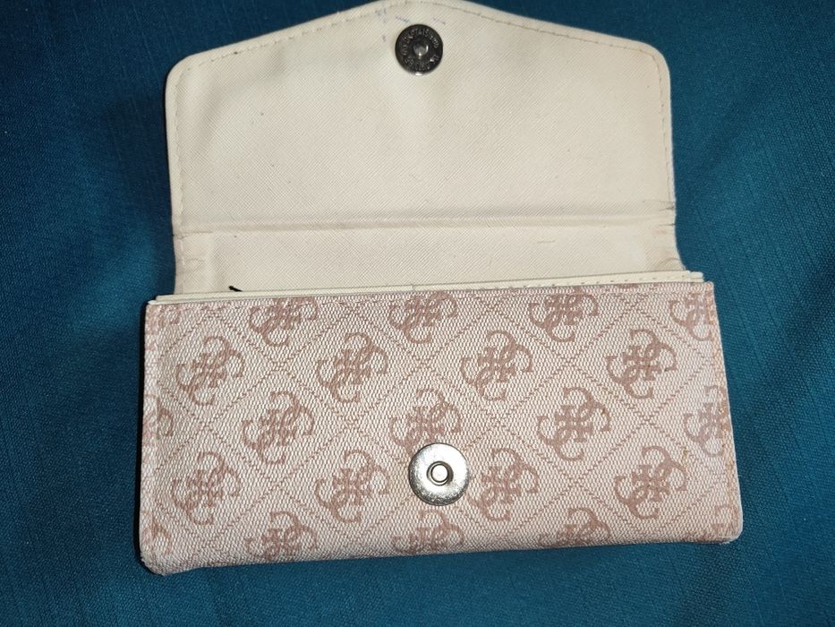 Portfel damski GUESS.