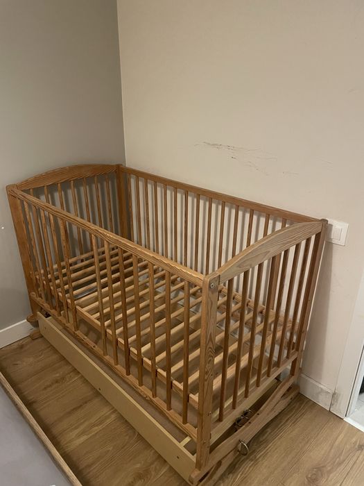 Drewniane łóżeczko dziecięce 120x60 z funkcją bujania / kołyska
