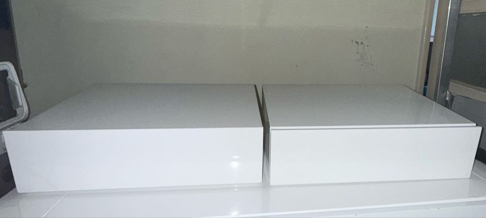 Duas cómodas flutuantes