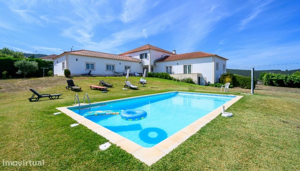Moradia V8 com piscina para venda em Paredes de Coura