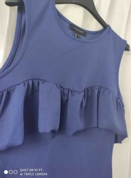 Vestidos de Alças com Folhos e Brilhantes