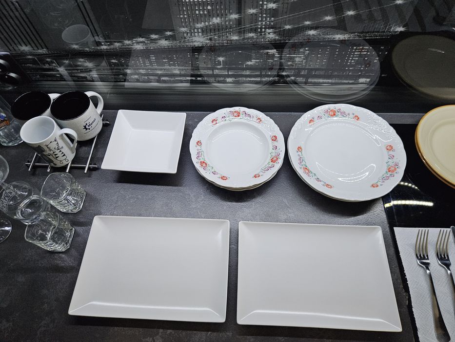 Zastawa stołowa: talerze, sztućce, naczynie do pieczenia żaroodporne