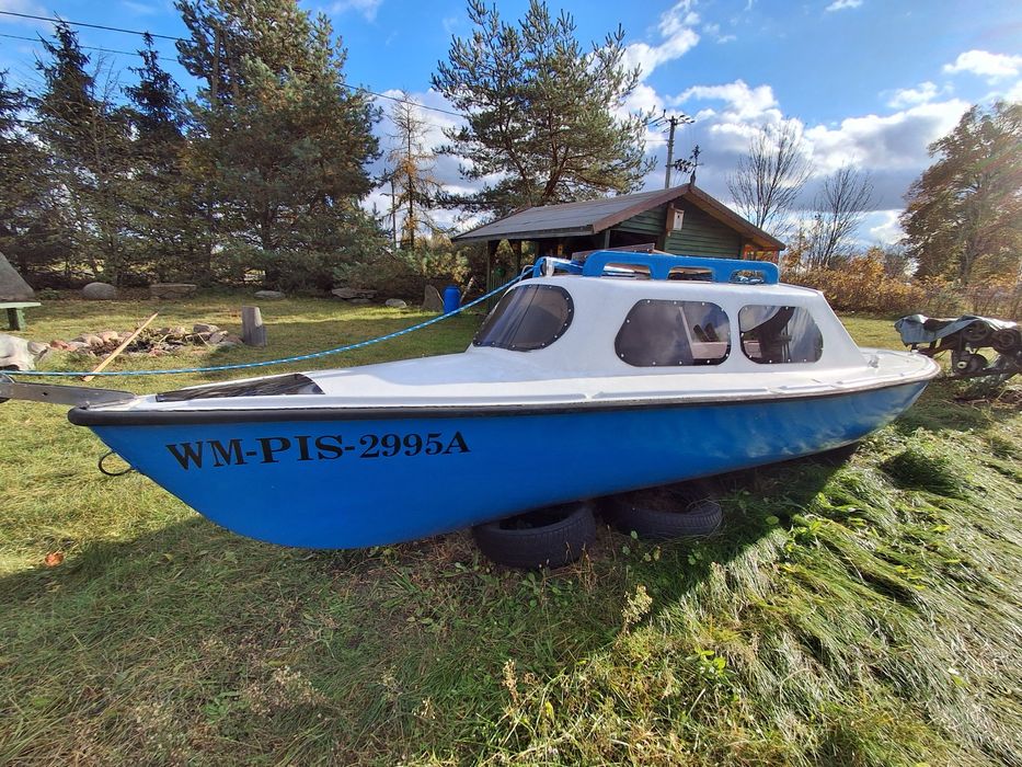 Łódka wędkarska kabinowa