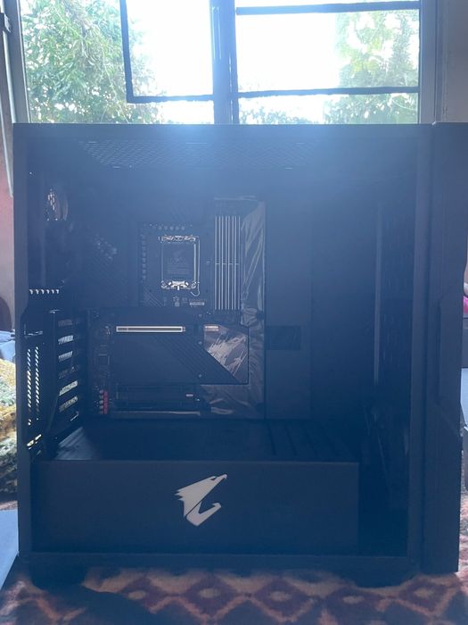 Caixa com motherboard e grafica