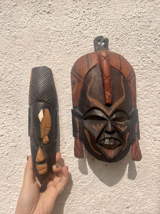 Conjunto de 2 máscaras africanas em madeira talhada à mão