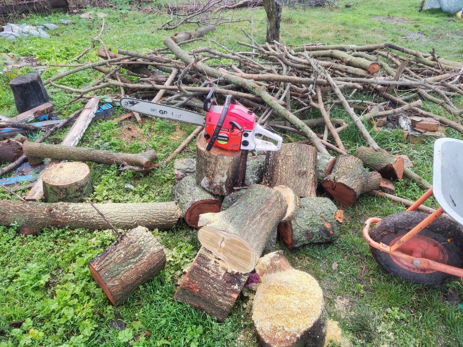 Рубаю, колю дрова