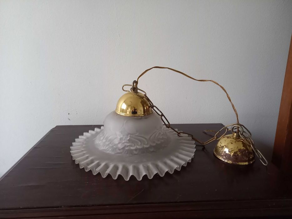 Candeeiro de suspensão com abajour em vidro