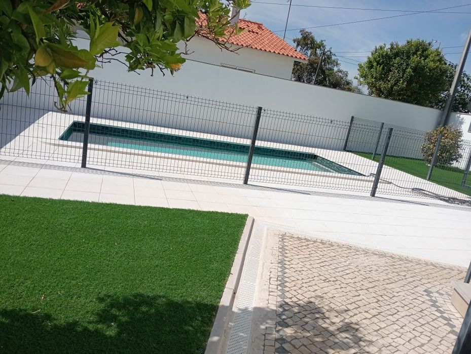 Construção de piscinas em betão acabamento de interior em tela armada vulcanizada no local