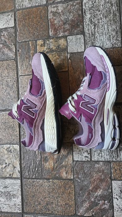 Кросівки New Balance розміром 42 (нові) та куртка New Balance розміром М