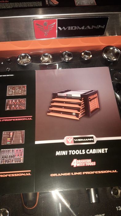 Mini banca com 4 gavetas com ferramentas