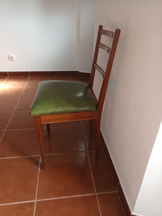 Cadeira de madeira almofadada