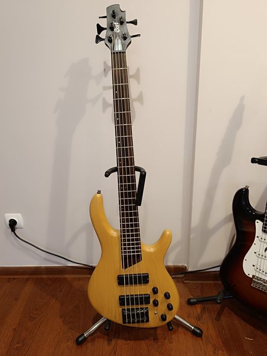 Gitara basowa Cort B5