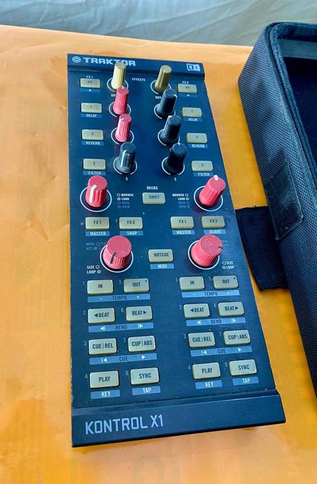 Native Instruments Traktor Kontrol X1 MK1 – Controlador DJ com Bolsa