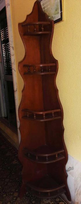 Estante de canto em madeira