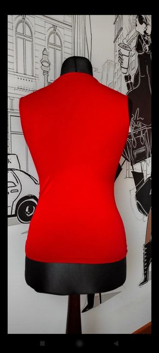 Damska czerwona bluzka z rozcięciem na dekolcie lato