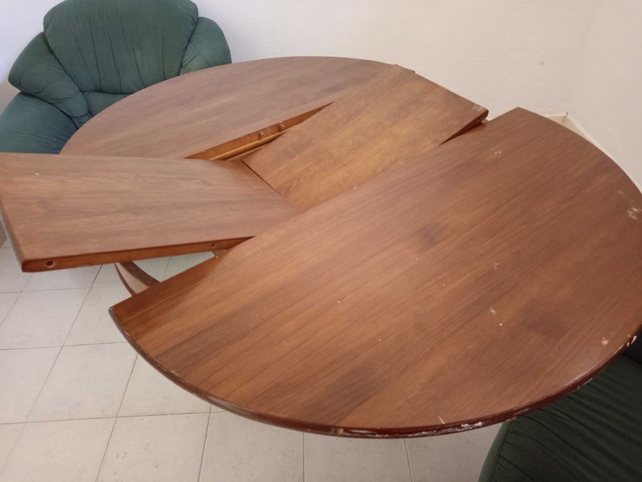 Mesa jantar. redonda, extensivel, madeira de boa qualidade, e 2 sofas cor verde...