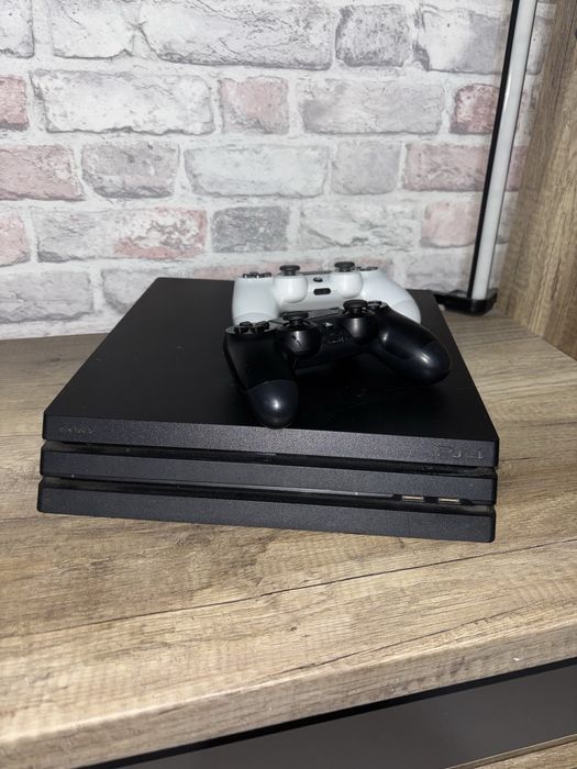 PlayStation 4 Pro + 2 pady