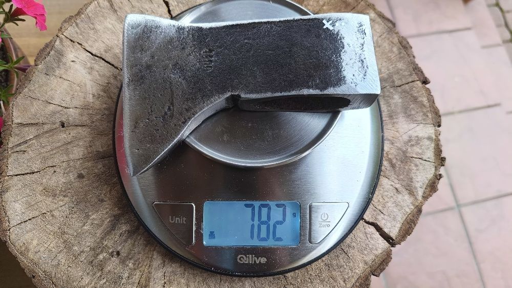 Sygnowana puncą stara polska kuta siekiera.