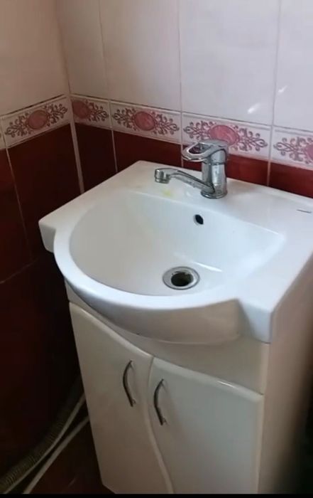 Продам душ кабину, умывальник, унитаз