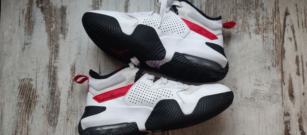 Jordan Stay Loyal 2 w kolorze białym z czarnymi i czerwonymi 37,5