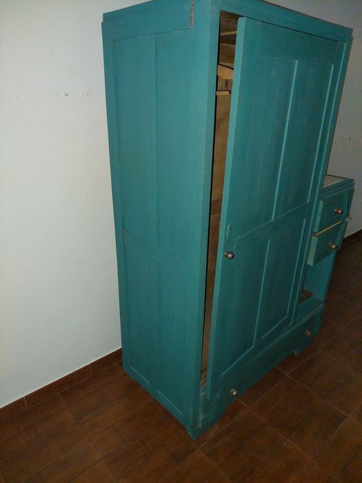 Móvel antigo com pedra mármore