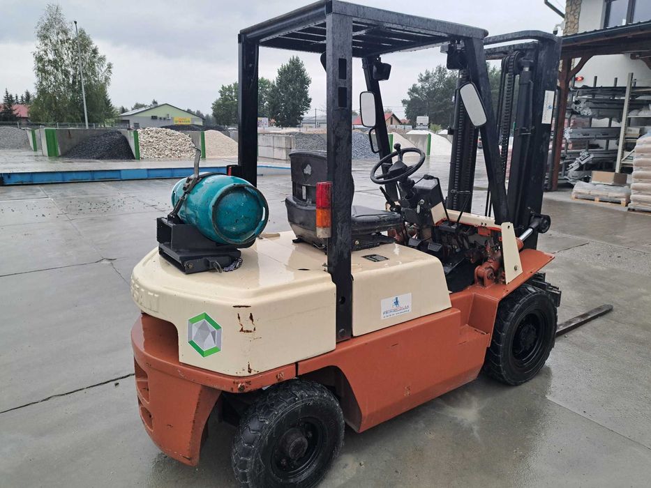 Wózek widłowy Nissan 2,5 tony przesuw gaz