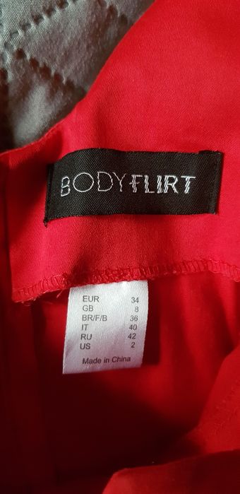 Sukienka czerwona,krótka,bez rękawów,dopasowana r.S