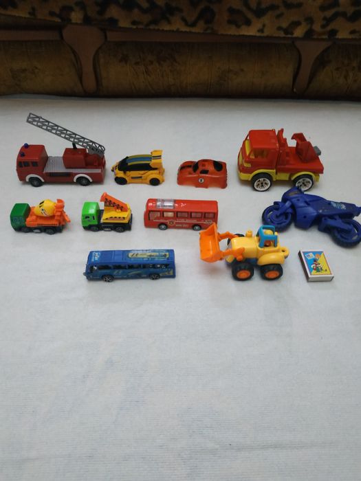 Машинки разные, игрушки