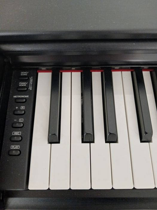 Piano- Yamaha Arius YDP-143- praticamente novo