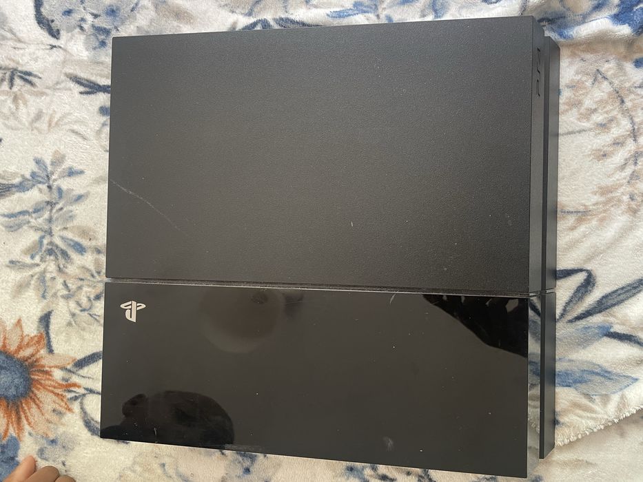 Playstantion 4 slim com 4 jogos