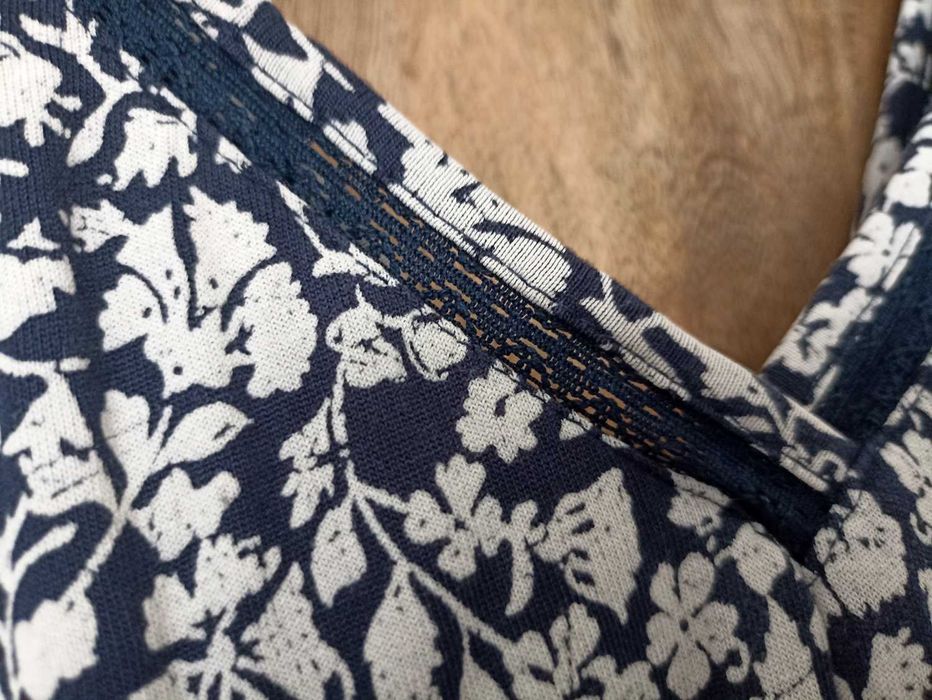 Sukienka maxi Fat Face biało granatowa kwiaty ornament