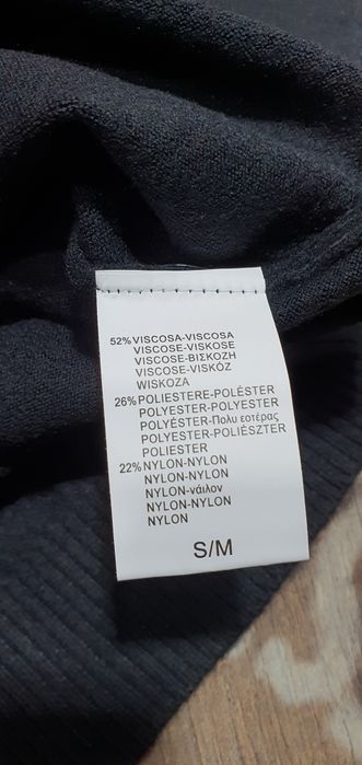 Czarny sweterek damski miękki jak kaszmir uni premium dekolt v