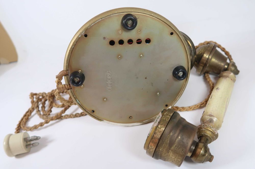 Telefone antigo em madeira e metal