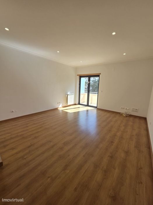 Apartamento T2 com Varandas e Garagem em Mafra