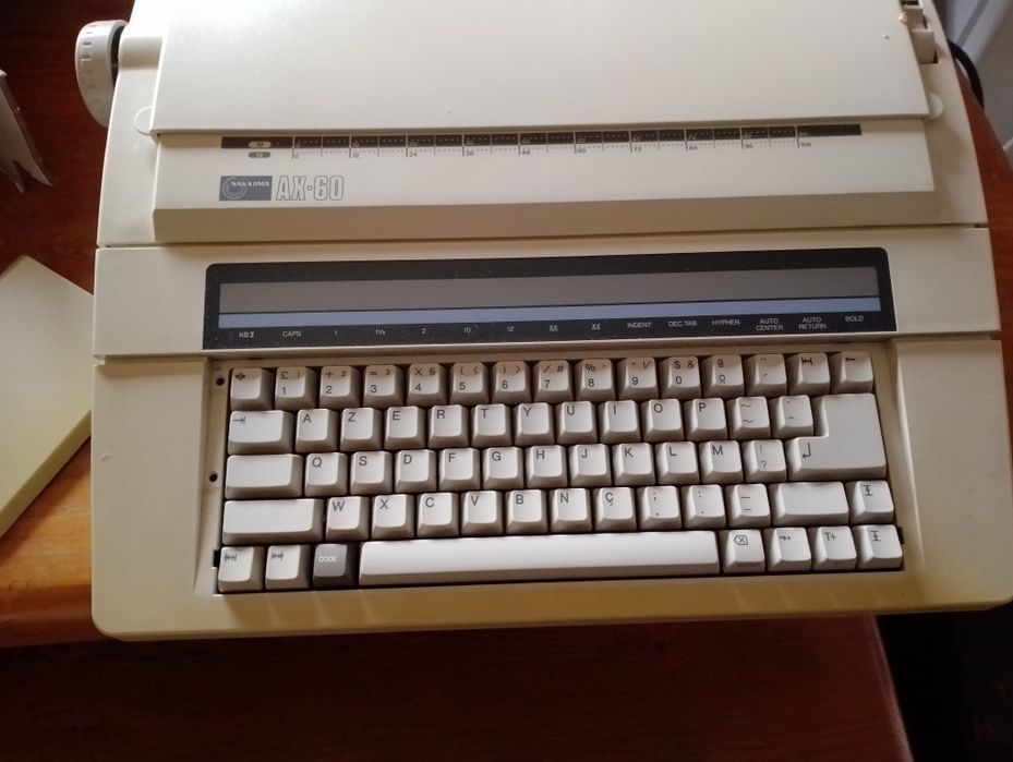 Máquina de escrever eletrónica Nakajima